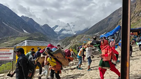 İnsanlar, Mandakini nehrinin kıyısındaki Lord Shiva 'ya adanmış 3584 metre yükseklikteki Kedarnath Tapınağı' nın ünlü hac bölgesine doğru yürüyorlar.