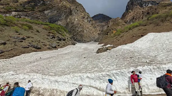 İnsanlar, Mandakini nehrinin kıyısındaki Lord Shiva 'ya adanmış 3584 metre yükseklikteki Kedarnath Tapınağı' nın ünlü hac bölgesine doğru yürüyorlar.