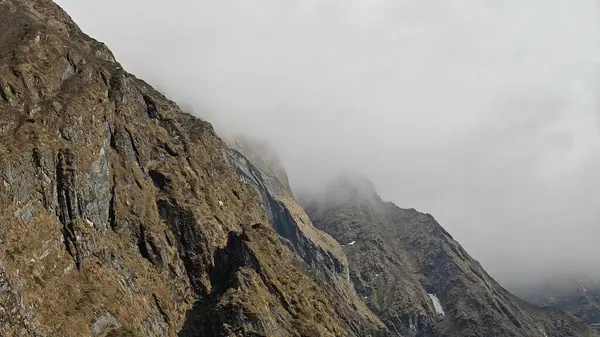 Yeşil çayırların güzel manzarası, mavi gökyüzü karlı dağlar, mağazalar, oteller ve Kedarnath Tapınağı Yolu 'na giden Shiva hayranlarından oluşan kalabalık.