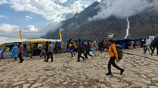 İnsanlar, Mandakini nehrinin kıyısındaki Lord Shiva 'ya adanmış 3584 metre yükseklikteki Kedarnath Tapınağı' nın ünlü hac bölgesine doğru yürüyorlar.