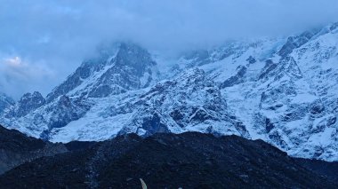 Himalaya dağlarının güzel manzarası 