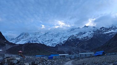 Himalaya dağlarının bulutlarla kaplı güzel manzarası