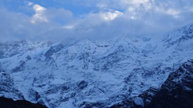 Himalaya dağlarının bulutlarla kaplı güzel manzarası