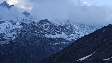 Himalaya dağlarının bulutlarla kaplı güzel manzarası