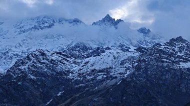 Himalaya dağlarının bulutlarla kaplı güzel manzarası