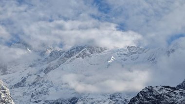 Himalaya dağlarının bulutlarla kaplı güzel manzarası