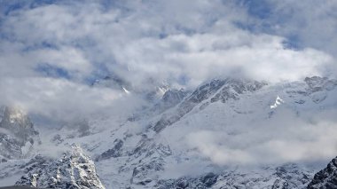 Himalaya dağlarının bulutlarla kaplı güzel manzarası