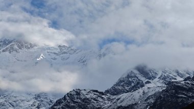Himalaya dağlarının bulutlarla kaplı güzel manzarası