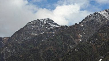Himalaya dağlarının güzel manzarası. Karlı tepeleri ve mavi gökyüzü.