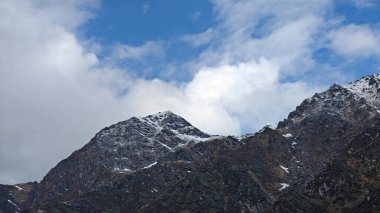Himalaya dağlarının bulutlarla kaplı güzel manzarası