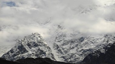 Himalaya dağlarının bulutlarla kaplı güzel manzarası