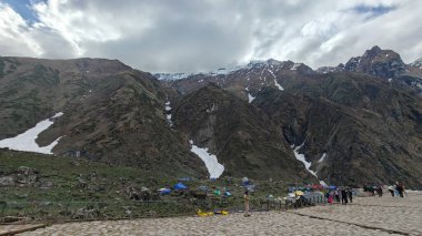 İnsanlar, Mandakini nehrinin kıyısındaki Lord Shiva 'ya adanmış 3584 metre yükseklikteki Kedarnath Tapınağı' nın ünlü hac bölgesine doğru yürüyorlar.