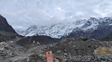Himalaya dağlarının bulutlarla kaplı güzel manzarası