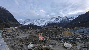 Himalaya dağlarının bulutlarla kaplı güzel manzarası