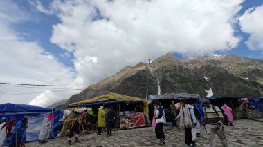 İnsanlar, Mandakini nehrinin kıyısındaki Lord Shiva 'ya adanmış 3584 metre yükseklikteki Kedarnath Tapınağı' nın ünlü hac bölgesine doğru yürüyorlar.