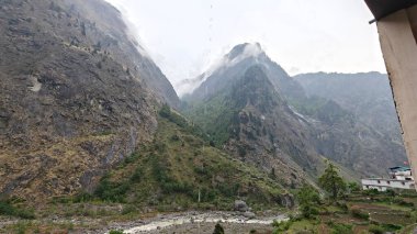 Himalaya dağlarındaki güzel dere manzarası 