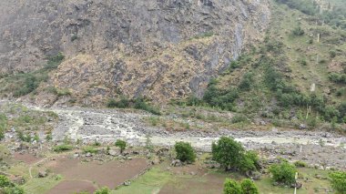 Himalaya dağlarındaki güzel dere manzarası 