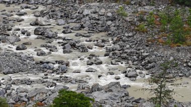Himalaya dağlarındaki güzel dere manzarası 