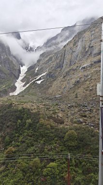 Himalaya dağlarının sisli ve karlı güzel manzarası 