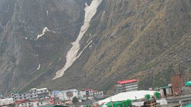 Himalaya dağlarının ve vadideki köyün güzel manzarası