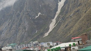 Himalaya dağlarının ve vadideki köyün güzel manzarası