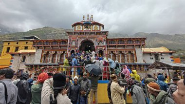 Badrinath Tapınağı 'nın müritleri, Kızılderililer için en önemli hacılardan biri. Fotoğraf, Chardam Yatra açılış töreni vesilesiyle 11 Mayıs 2025 'te çekildi.