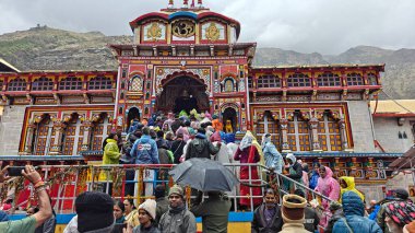 Badrinath Tapınağı 'nın müritleri, Kızılderililer için en önemli hacılardan biri. Fotoğraf, Chardam Yatra açılış töreni vesilesiyle 11 Mayıs 2025 'te çekildi.