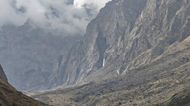 Himalaya dağlarının sisle kaplı güzel manzarası
