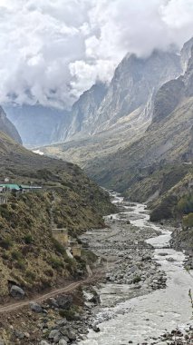 Himalaya dağlarındaki kıvrımlı nehrin güzel manzarası