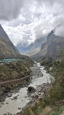 Himalaya dağlarının güzel manzarası sisle kaplı, kıvrımlı nehir ve vadideki köy