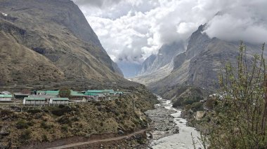 Himalaya dağlarının güzel manzarası sisle kaplı, kıvrımlı nehir ve vadideki köy