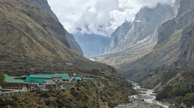 Himalaya dağlarının güzel manzarası sisle kaplı, kıvrımlı nehir ve vadideki köy