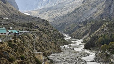 Himalaya dağlarının güzel manzarası vadideki sis ve köyle kaplıydı.