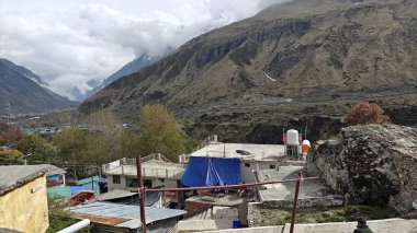Mandakini nehrinin kıyısındaki Lord Shiva 'ya adanmış 3584 metre yükseklikteki Kedarnath Tapınağı' nın ünlü hac alanı.