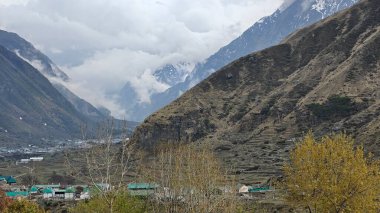 Himalaya dağlarının güzel manzarası vadideki sis ve köyle kaplıydı.
