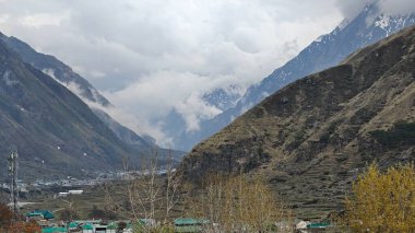 Himalaya dağlarının güzel manzarası vadideki sis ve köyle kaplıydı.