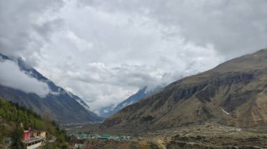 Himalaya dağlarının güzel manzarası vadideki sis ve köyle kaplıydı.
