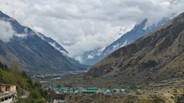 Himalaya dağlarının güzel manzarası vadideki sis ve köyle kaplıydı.