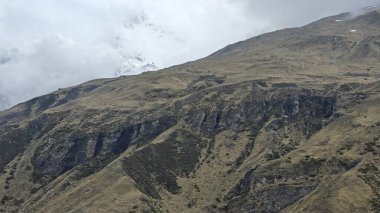 Himalaya dağlarının sisle kaplı güzel manzarası