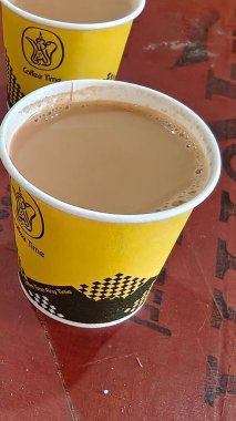 Tahta masada sütlü plastik kahve fincanları..