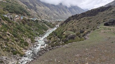Himalaya dağlarındaki güzel nehir manzarası