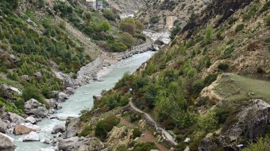 Himalaya dağlarındaki güzel nehir manzarası