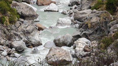 Himalaya dağlarındaki güzel dere manzarası