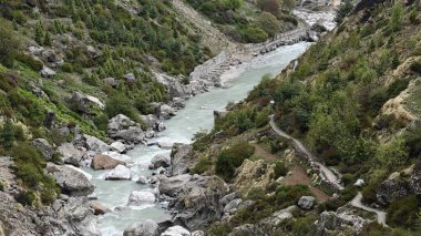Himalaya dağlarındaki güzel nehir manzarası