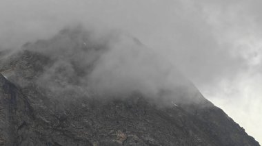 Himalaya dağlarının sisle kaplı güzel manzarası