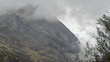 Himalaya dağlarının sisle kaplı güzel manzarası