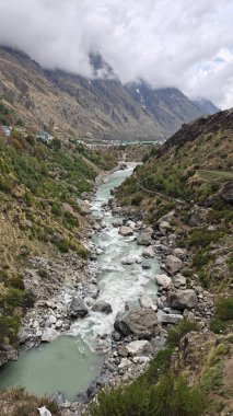 Himalaya dağlarındaki güzel nehir manzarası