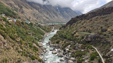 Himalaya dağlarındaki güzel nehir manzarası