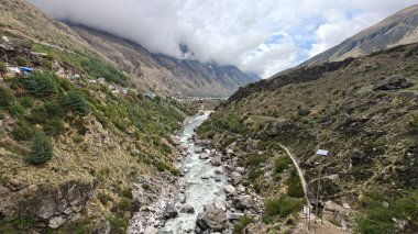 Himalaya dağlarındaki güzel nehir manzarası