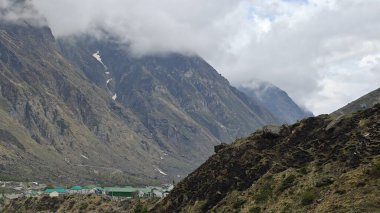 Himalaya dağlarının sisle kaplı güzel manzarası